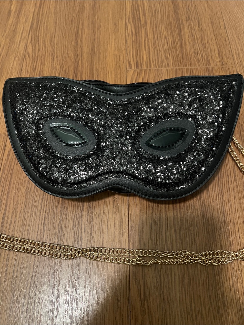 2490# Black Mask-Shaped Crossbody Bag with Gold Chain - Picture 5 of 11